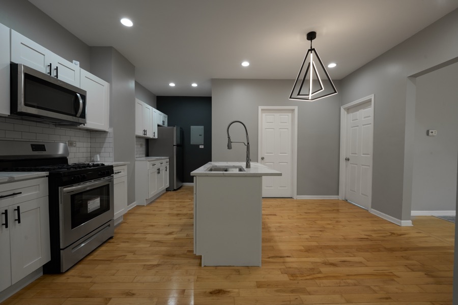 The same kitchen metered for the room