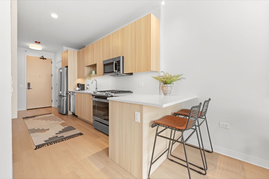 Kitchen peninsula, Chicago condo